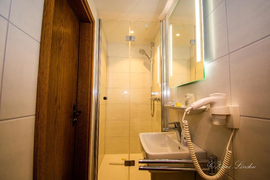 Hotel Zwei Linden - Links Der Elbe - Niedersachsen Balje Eksteriør billede